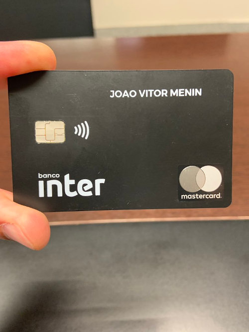 Novo modelo de cartão Black do Banco Inter com tecnologia Contactless